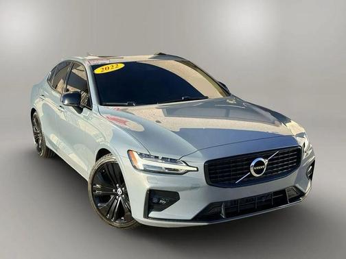 2022 Volvo S60 T5 Momentum