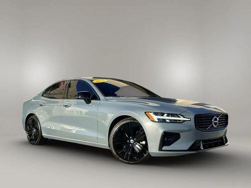 2022 Volvo S60 T5 Momentum