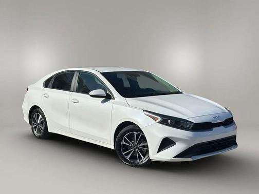 Snow White Pearl 2024 Kia Forte LXS