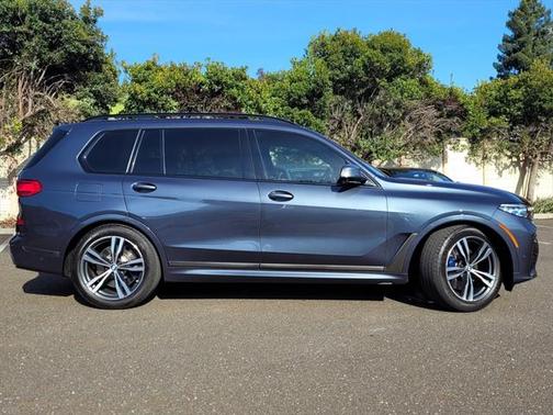 2022 BMW X7 M50i