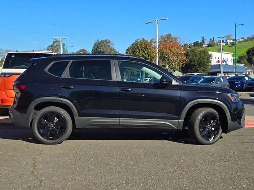 Pearl 2026 Volkswagen Taos SE Black