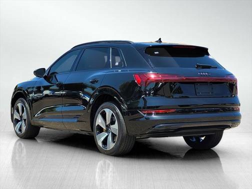 2022 Audi e-tron Premium Plus