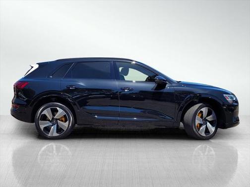 2022 Audi e-tron Premium Plus