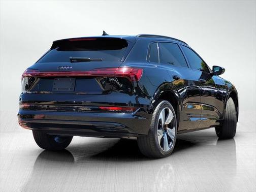 2022 Audi e-tron Premium Plus
