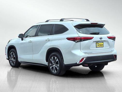 Wind Chill Pearl 2023 Toyota Highlander Hybrid XLE