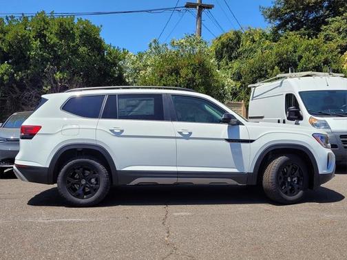 2025 Volkswagen Atlas 2.0T Peak Edition