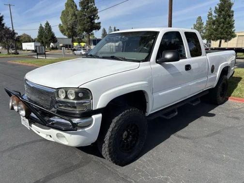 White 2005 GMC Sierra 2500 SLE