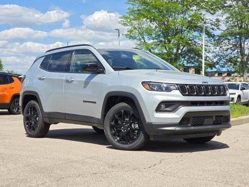 Silver Zynith Metallic Clearcoat 2026 Jeep Compass Latitude