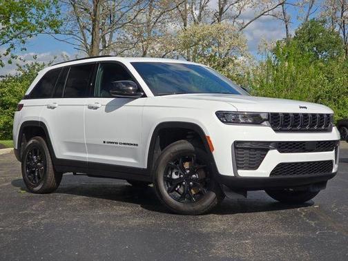 Bright White Clearcoat 2026 Jeep Grand Cherokee Altitude