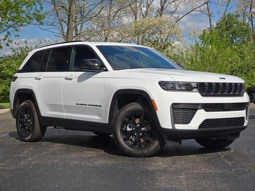Bright White Clearcoat 2026 Jeep Grand Cherokee Altitude
