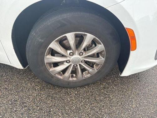 Bright White Clearcoat 2018 Chrysler Pacifica Touring-L Plus