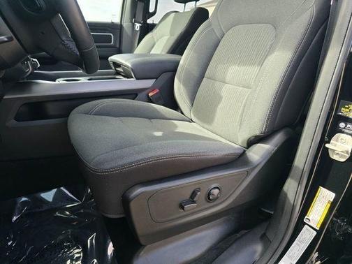 Diamond Black Crystal Pearlcoat 2023 RAM 1500 Big Horn/Lone Star