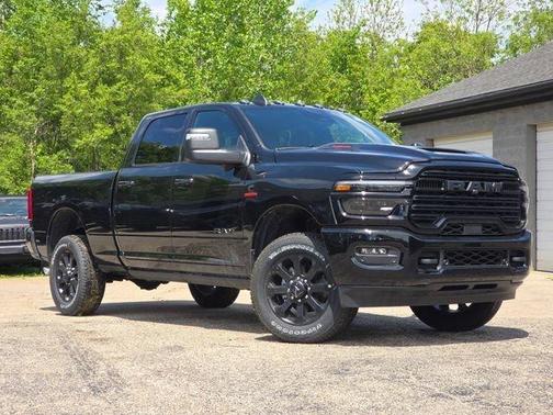 Diamond Black Crystal Pearlcoat 2026 RAM 2500 Laramie