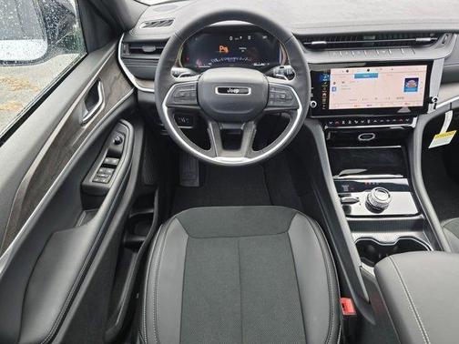 Silver Zynith 2026 Jeep Grand Cherokee Altitude