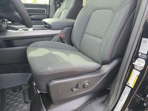 Diamond Black Crystal Pearlcoat 2026 RAM 1500 Big Horn/Lone Star