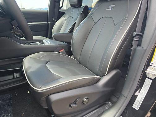 Diamond Black Crystal Pearlcoat 2027 Chrysler Pacifica Limited