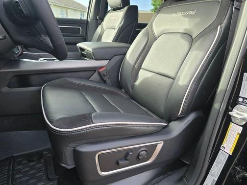 Diamond Black Crystal Pearlcoat 2026 RAM 1500 Laramie