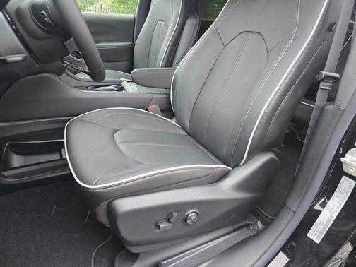 Pxj 2027 Chrysler Pacifica Limited