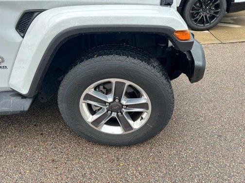 Bright White Clearcoat 2022 Jeep Wrangler Unlimited Sahara