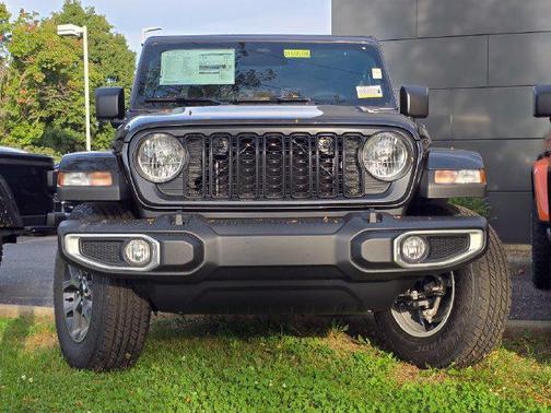 Granite Crystal Metallic Clearcoat 2027 Jeep Gladiator Sport S