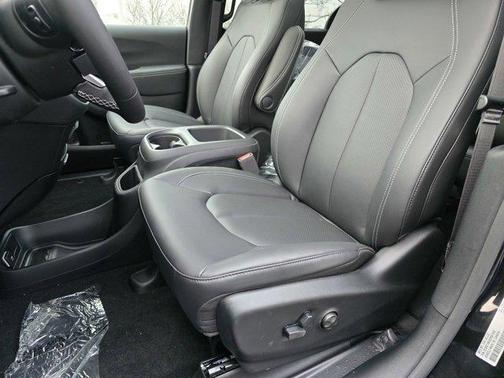 2025 Chrysler Pacifica L