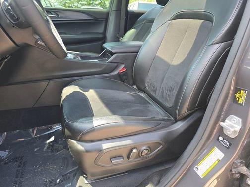 Baltic Gray Metallic Clearcoat 2024 Jeep Grand Cherokee L Altitude