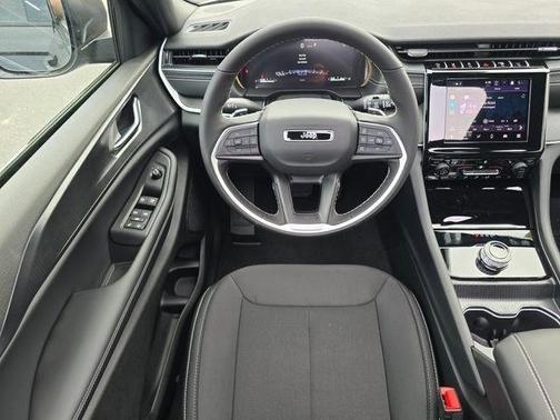 Diamond Black Crystal Pearlcoat 2026 Jeep Grand Cherokee Laredo