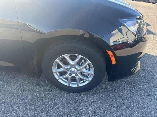 Diamond Black Crystal Pearlcoat 2025 Chrysler Voyager LX