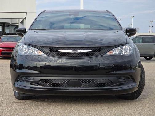 Diamond Black Crystal Pearlcoat 2025 Chrysler Voyager LX