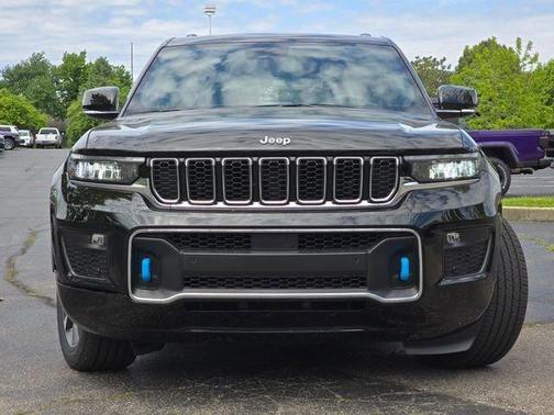 Diamond Black Crystal Pearlcoat 2023 Jeep Grand Cherokee 4xe Overland