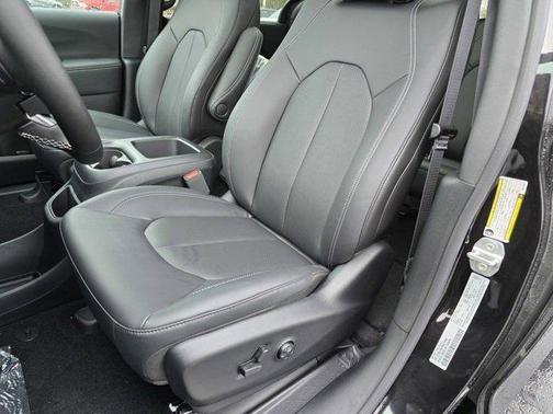 2025 Chrysler Pacifica L