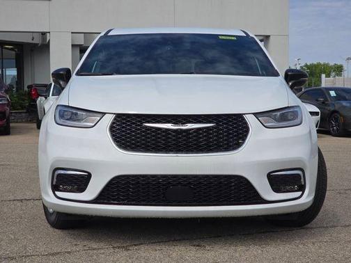 Bright White Clearcoat 2026 Chrysler Pacifica L
