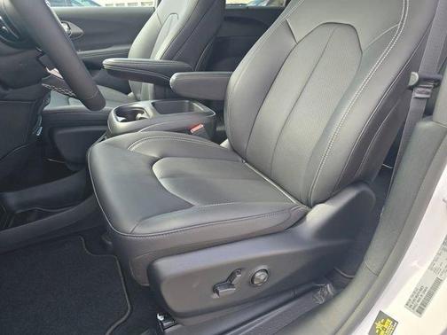 Bright White Clearcoat 2026 Chrysler Pacifica L