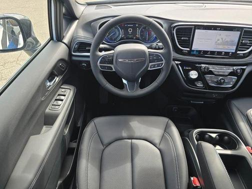 Bright White Clearcoat 2026 Chrysler Pacifica L