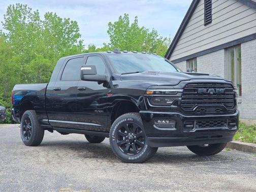 Diamond Black Crystal Pearlcoat 2026 RAM 3500 Laramie