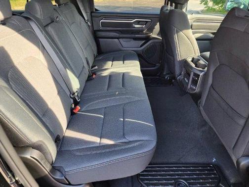 Diamond Black Crystal Pearlcoat 2024 RAM 1500 Big Horn/Lone Star