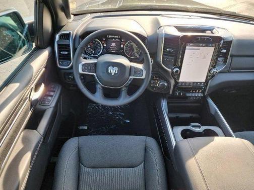 Diamond Black Crystal Pearlcoat 2024 RAM 1500 Big Horn/Lone Star