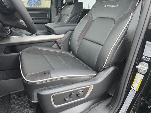 Diamond Black Crystal Pearlcoat 2026 RAM 1500 Laramie