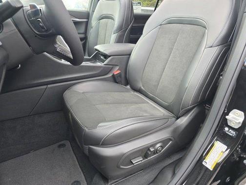 Diamond Black Crystal Pearlcoat 2026 Jeep Grand Cherokee L Laredo