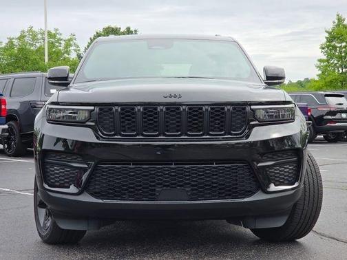 Diamond Black Crystal Pearlcoat 2024 Jeep Grand Cherokee Altitude