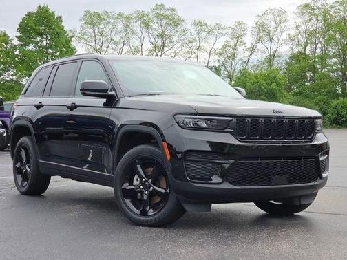 Diamond Black Crystal Pearlcoat 2024 Jeep Grand Cherokee Altitude