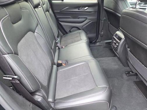 Diamond Black Crystal Pearlcoat 2024 Jeep Grand Cherokee Altitude