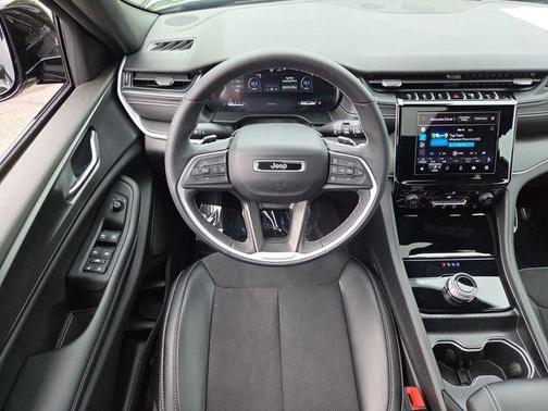 Diamond Black Crystal Pearlcoat 2024 Jeep Grand Cherokee Altitude