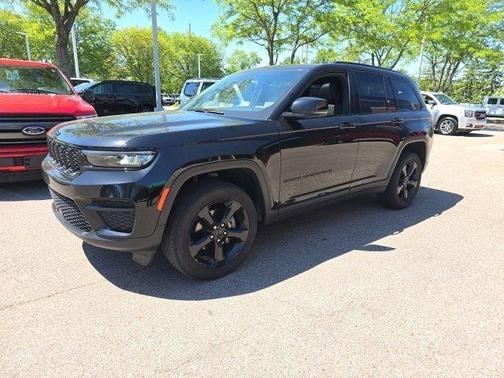 Diamond Black Crystal Pearlcoat 2024 Jeep Grand Cherokee Altitude