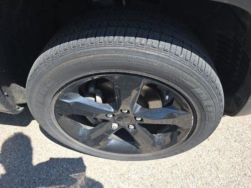 Diamond Black Crystal Pearlcoat 2024 Jeep Grand Cherokee Altitude