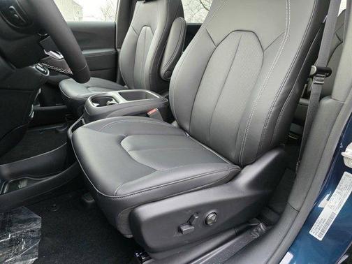 2025 Chrysler Pacifica L