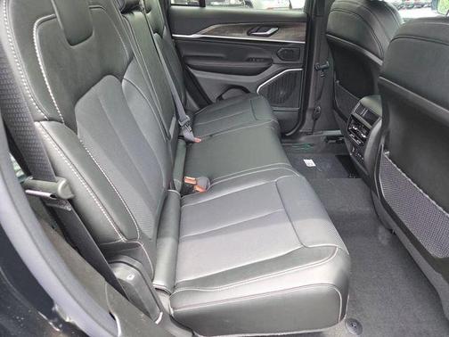 Diamond Black Crystal Pearlcoat 2026 Jeep Grand Cherokee Limited
