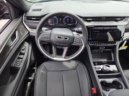 Diamond Black Crystal Pearlcoat 2026 Jeep Grand Cherokee Limited