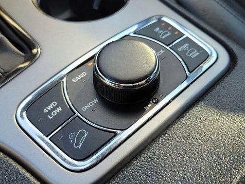 Photo 3 of 27 of 2019 Jeep Grand Cherokee Altitude