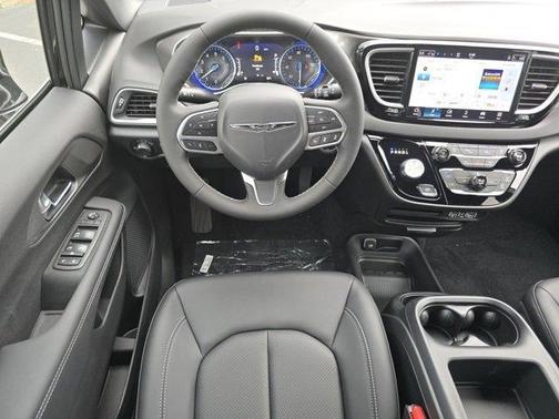 2025 Chrysler Voyager LX